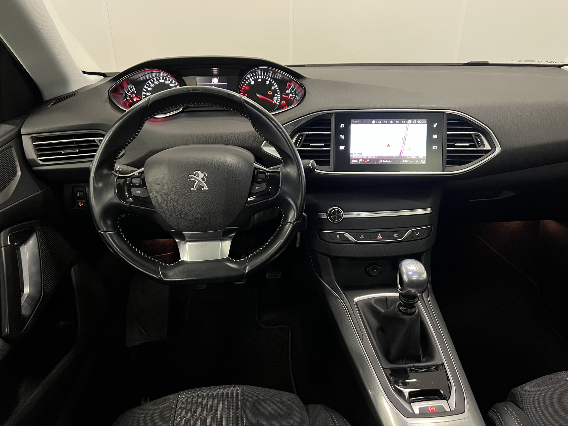 48102990-14.jpg